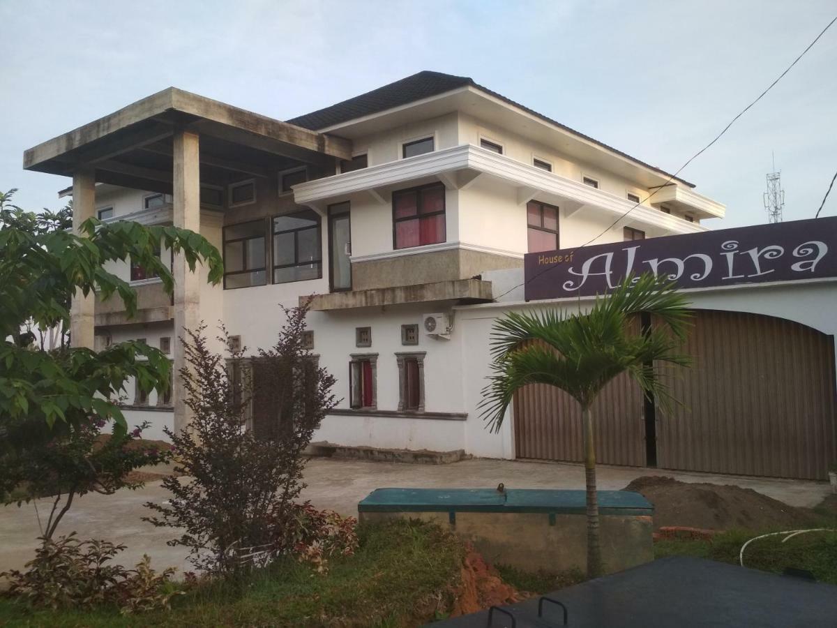 Almira Homestay Jambi Exterior photo